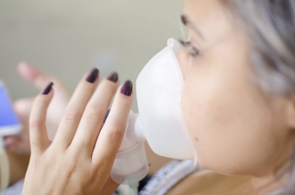 mulher jovem asma oxigénio